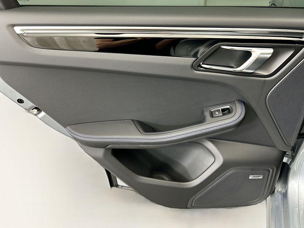 Thumbnail: 2026 Porsche Macan - 27