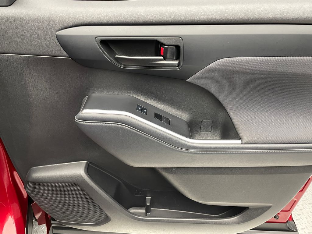 Thumbnail: 2022 Toyota Highlander - 15