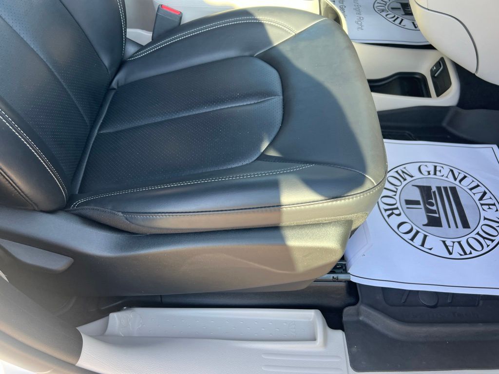 Used 2023 Chrysler Pacifica Van