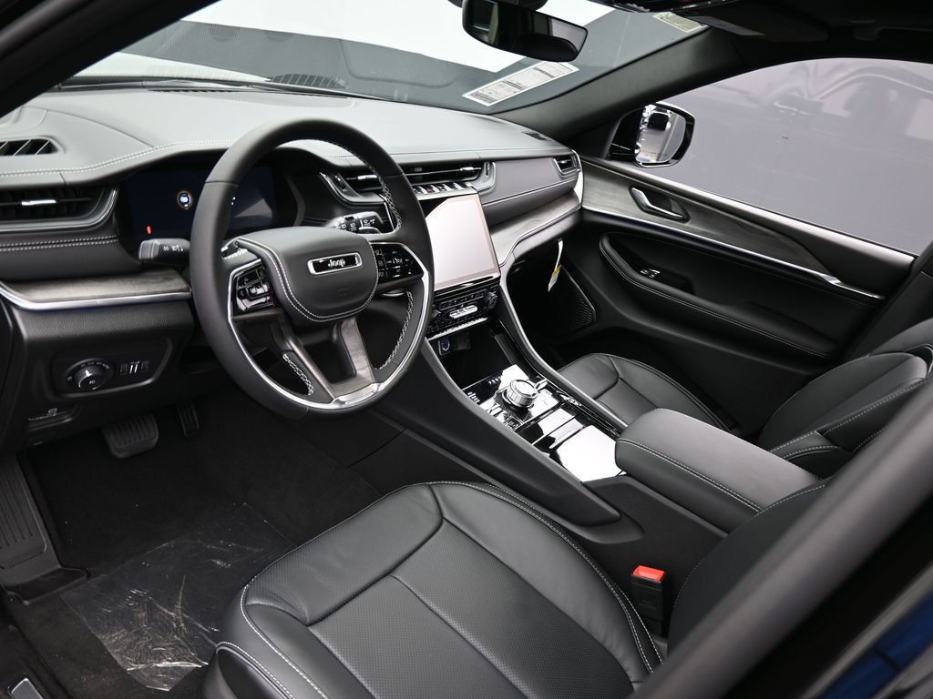 New 2025 Diamond Black Crystal Pearlcoat Jeep Overland image 26