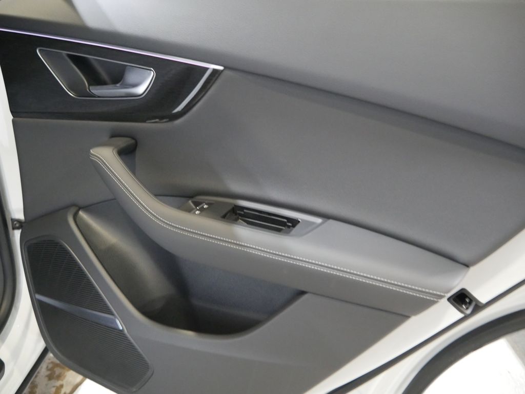 Thumbnail: 2026 Audi Q8 - 32