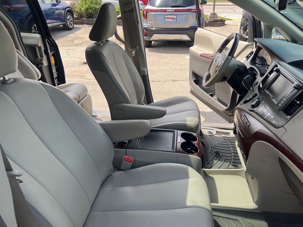 2014 Toyota Sienna XLE 7-Passenger Auto Access Se photo
