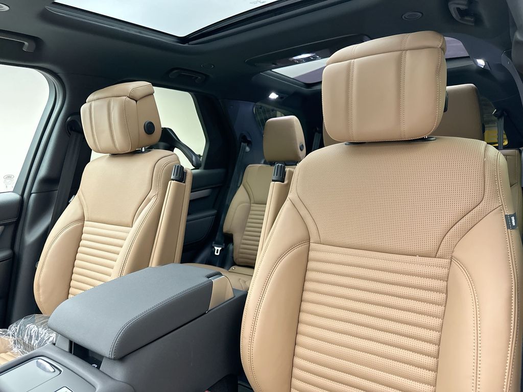 Thumbnail: 2026 Land Rover Discovery - 10