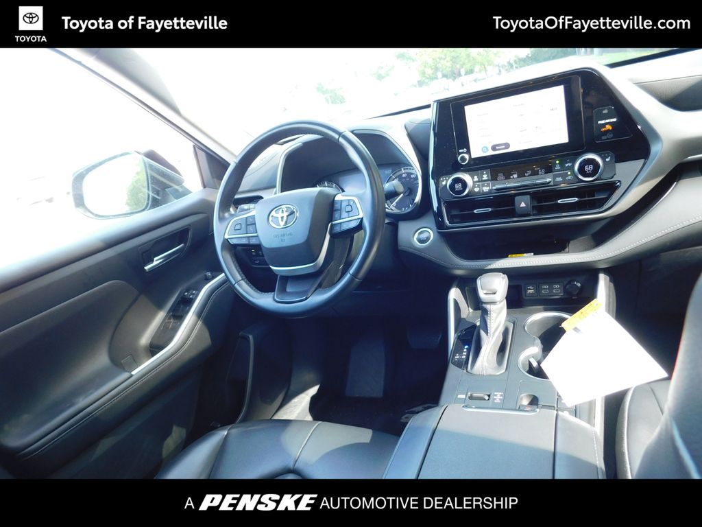 Thumbnail: 2023 Toyota Highlander - 7