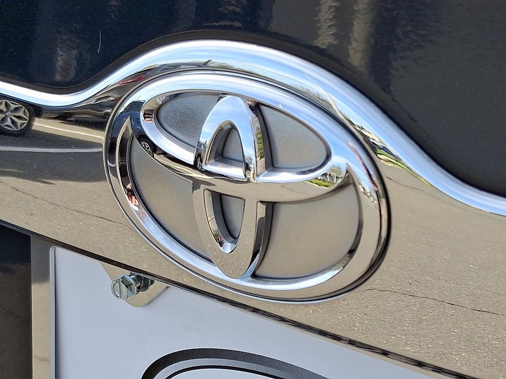 2014 Toyota Camry XLE 30