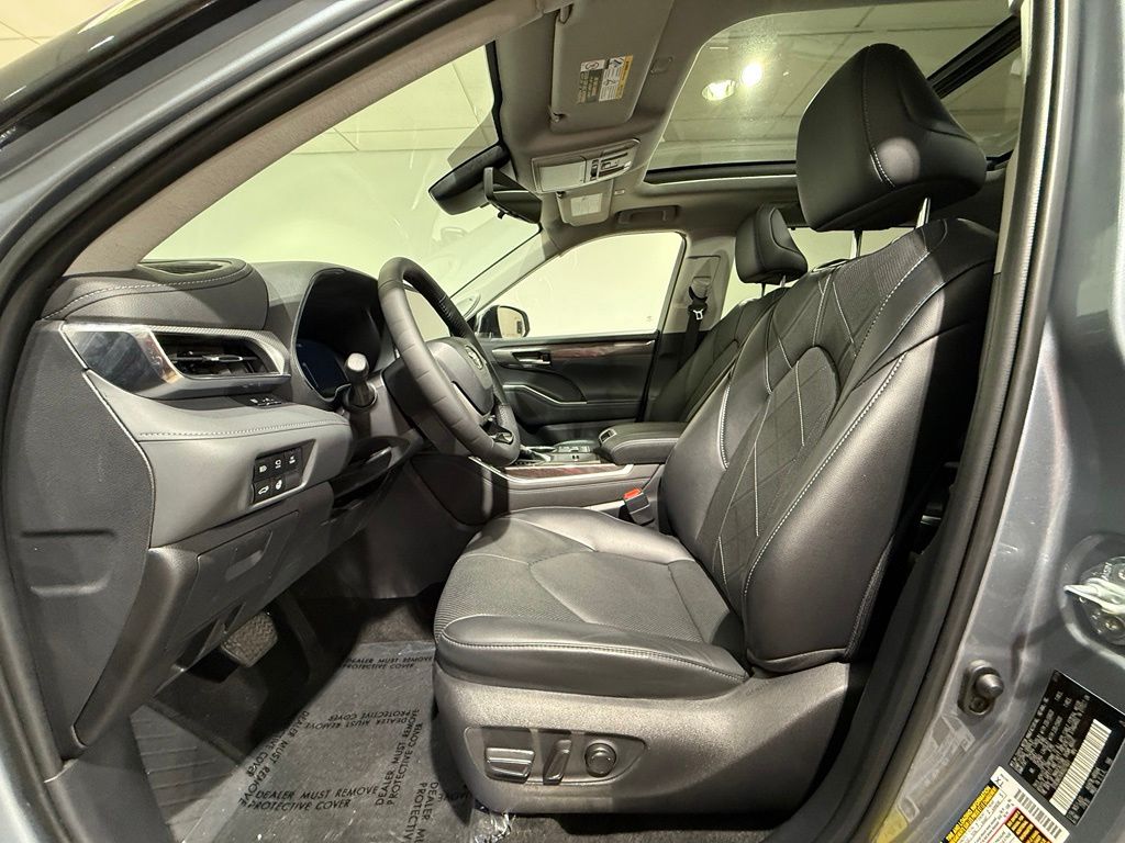 Thumbnail: 2024 Toyota Highlander - 13