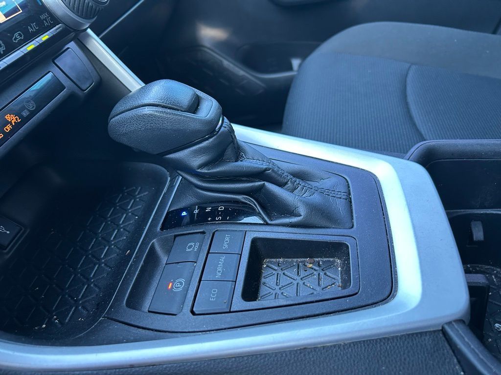 Thumbnail: 2022 Toyota RAV4 - 21