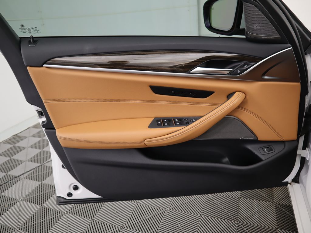 Thumbnail: 2022 BMW 5 Series - 25