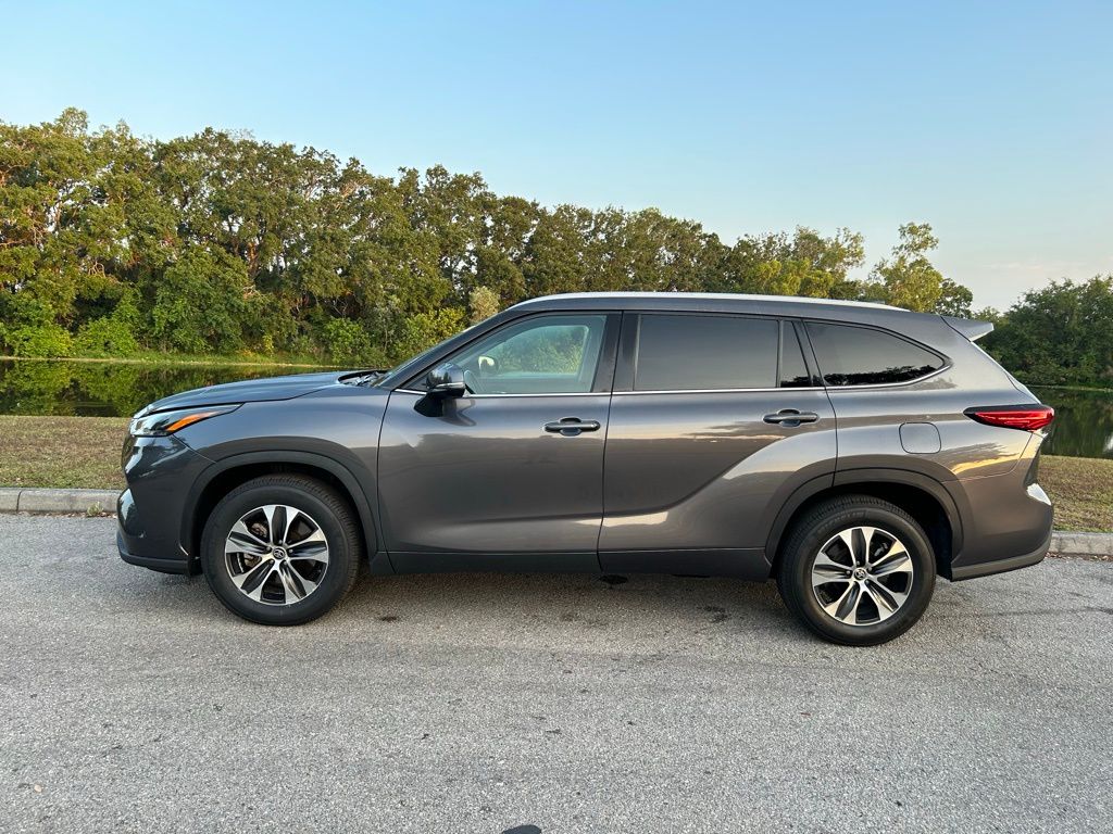 2022 Toyota Highlander XLE 2