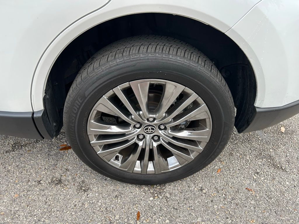 2024 Toyota Venza XLE 9