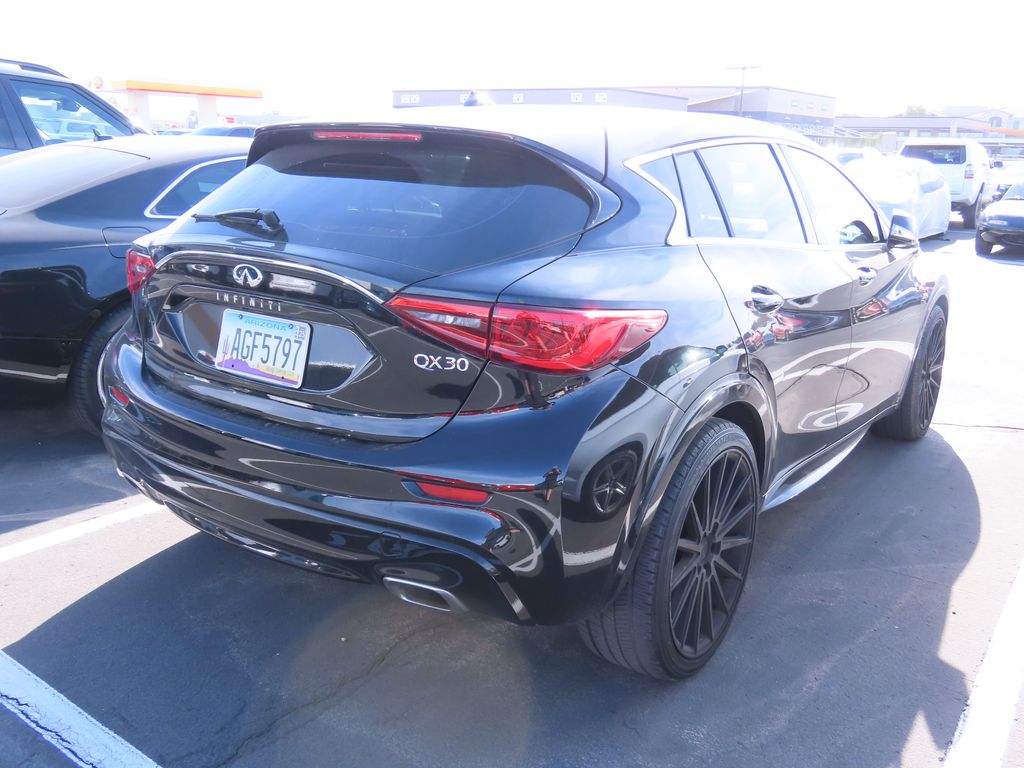 2018 INFINITI QX30 Luxury 3