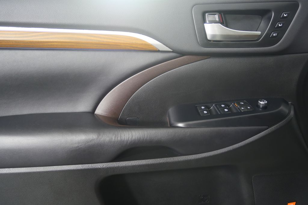 Thumbnail: 2019 Toyota Highlander - 8