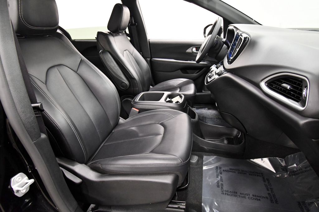 Used 2025 Chrysler Pacifica Van