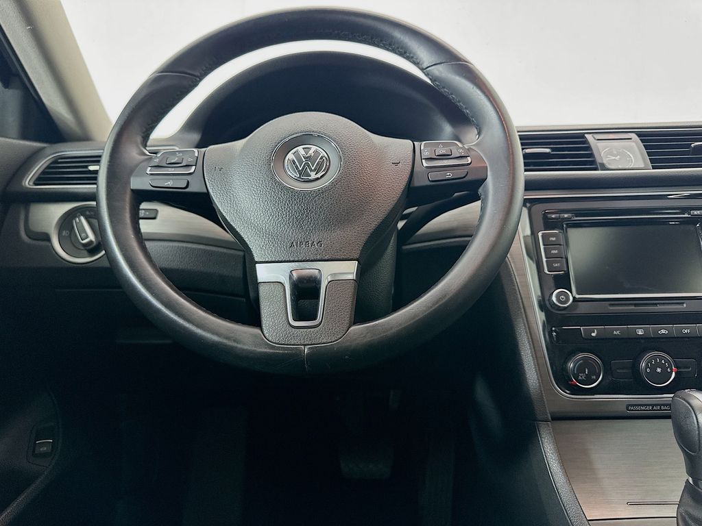 2014 Volkswagen Passat SE 22