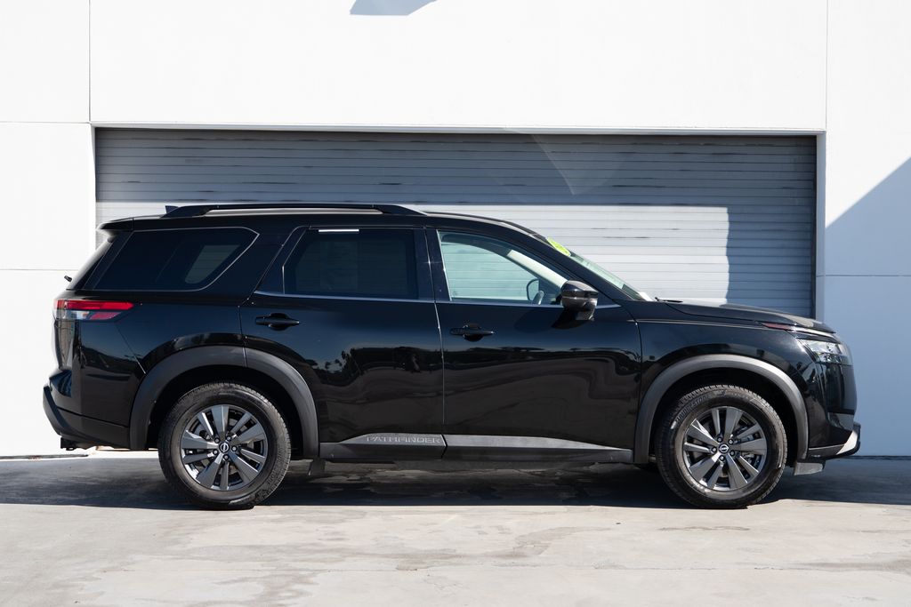 View vehicle photo 4