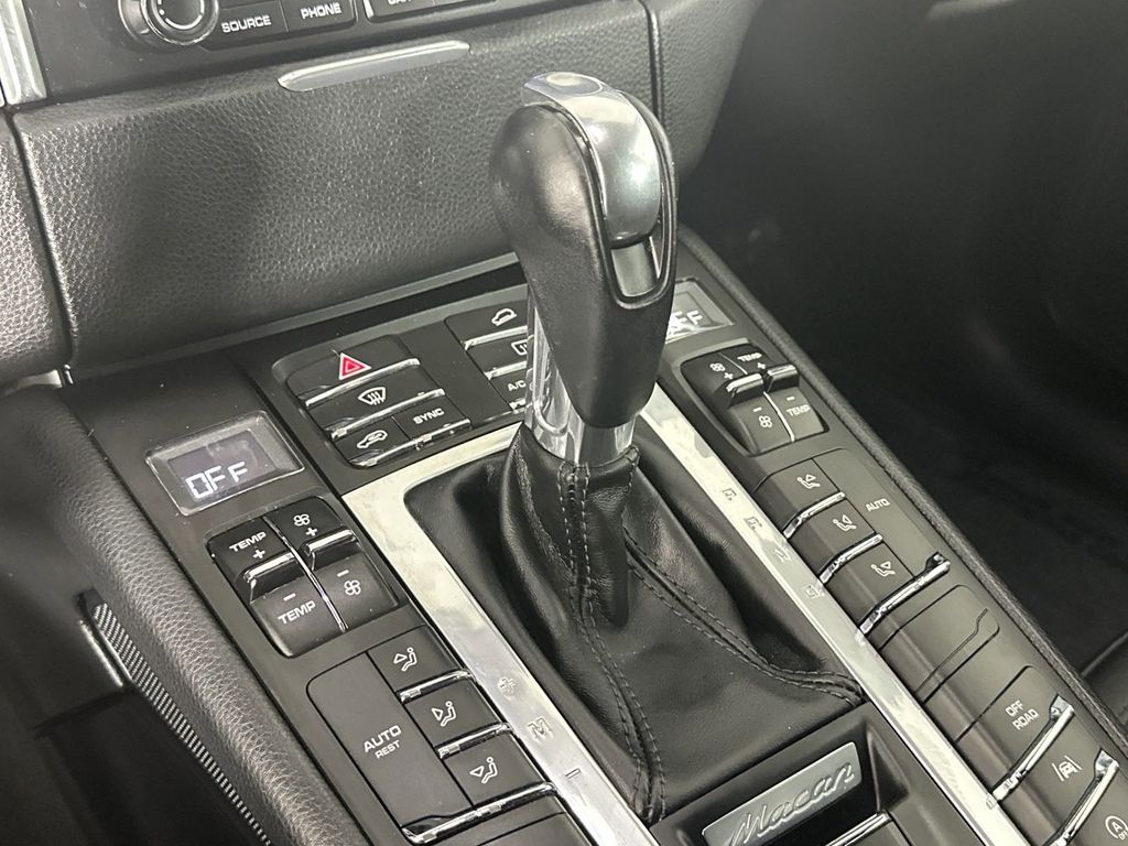 2018 Porsche Macan Base 28