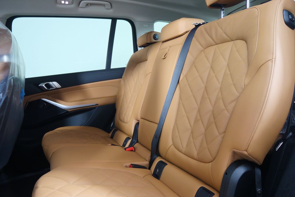 Thumbnail: 2026 BMW X7 - 15