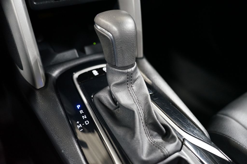 2024 Toyota Corolla Cross XLE 21
