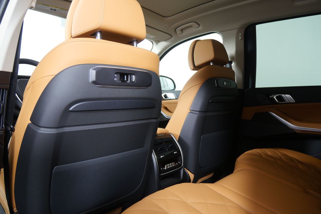 Thumbnail: 2026 BMW X7 - 18