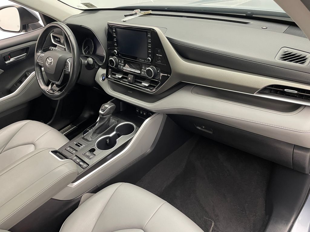 Thumbnail: 2021 Toyota Highlander - 20