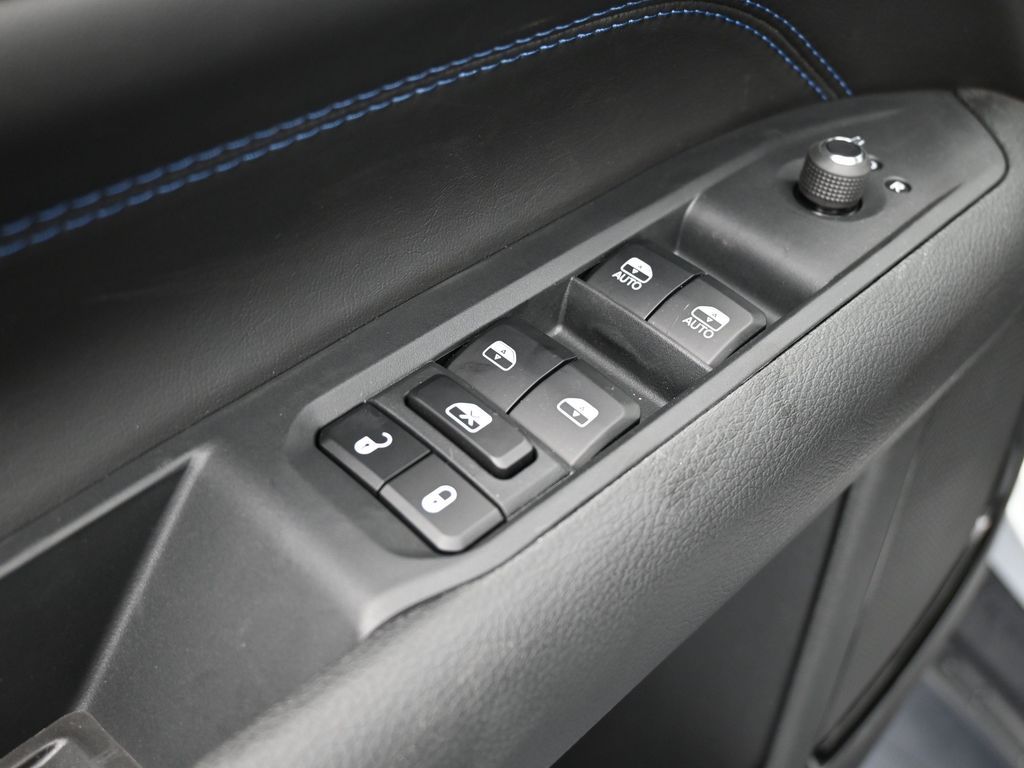 New 2026 silver zynith metallic clearcoat Jeep Latitude image 23