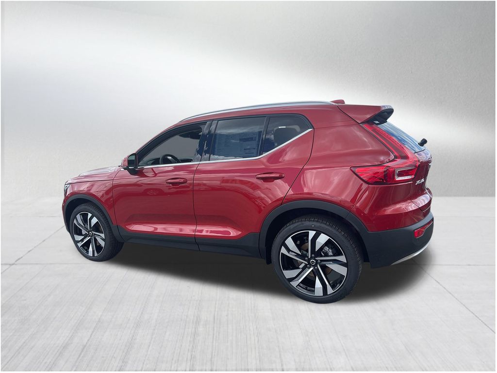 2025 Volvo XC40 B5 Plus Bright Theme photo