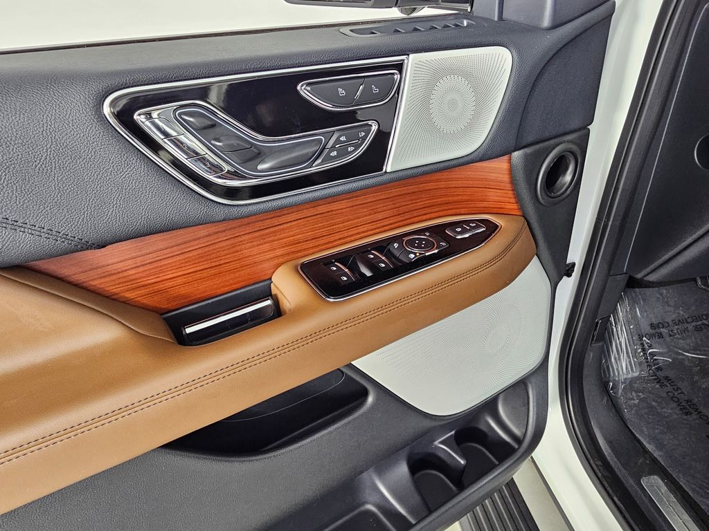 Thumbnail: 2022 Lincoln Navigator - 12