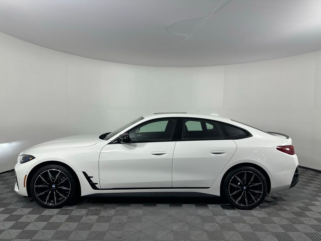 Thumbnail: 2025 BMW i4 - 8