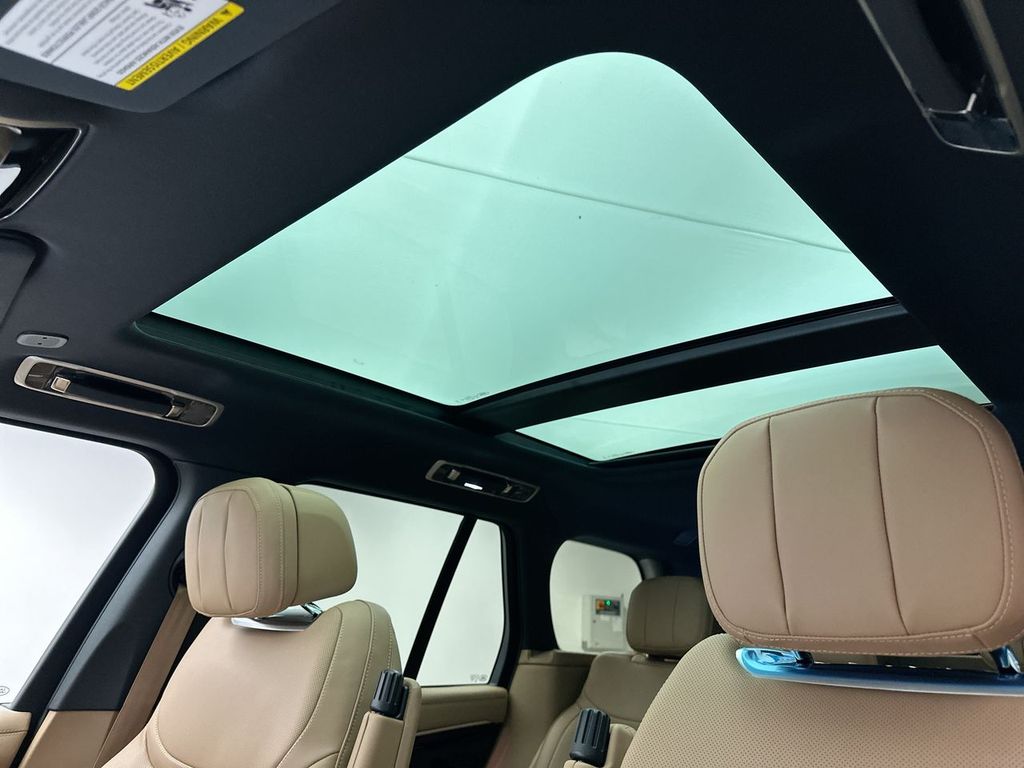2025 Land Rover Range Rover SE 10