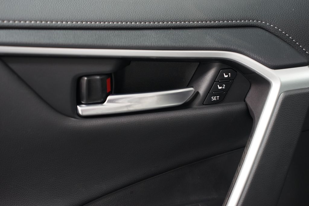 Thumbnail: 2025 Toyota RAV4 - 32