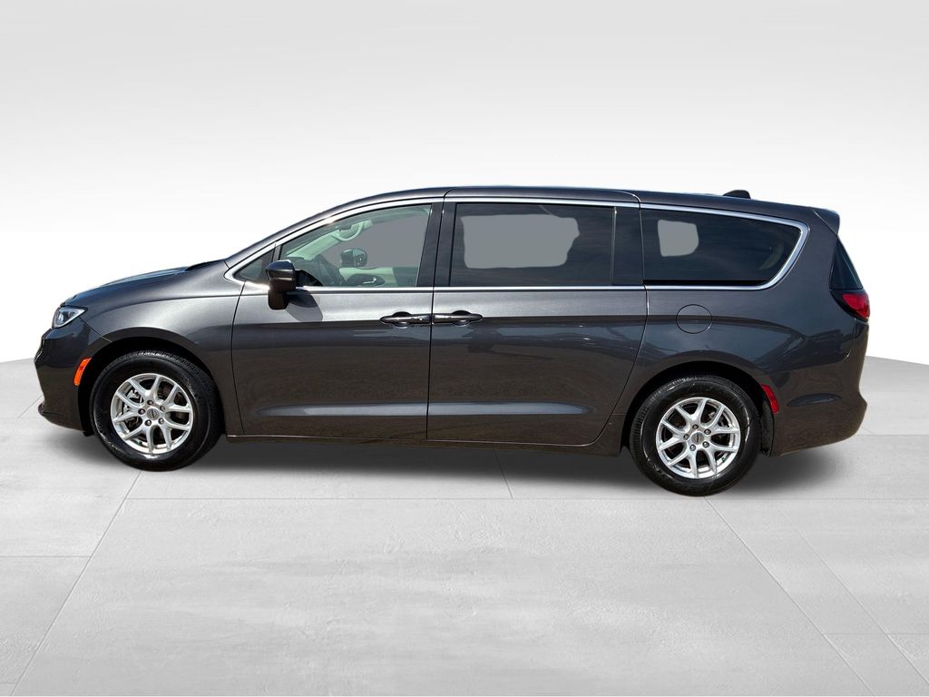 2023 Chrysler Pacifica Touring L's photo