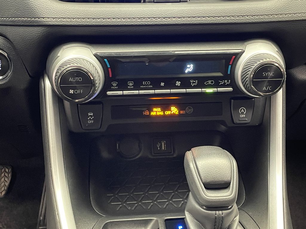 2024 Toyota RAV4 XLE 27