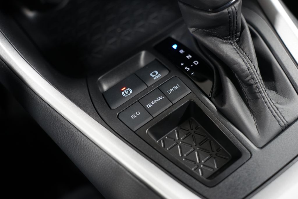 2025 Toyota RAV4 XLE 22