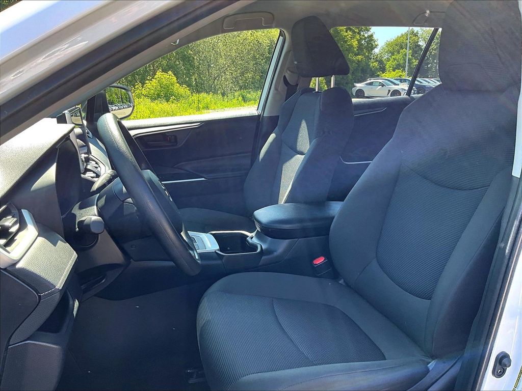 2024 Toyota RAV4 Hybrid — photo 10
