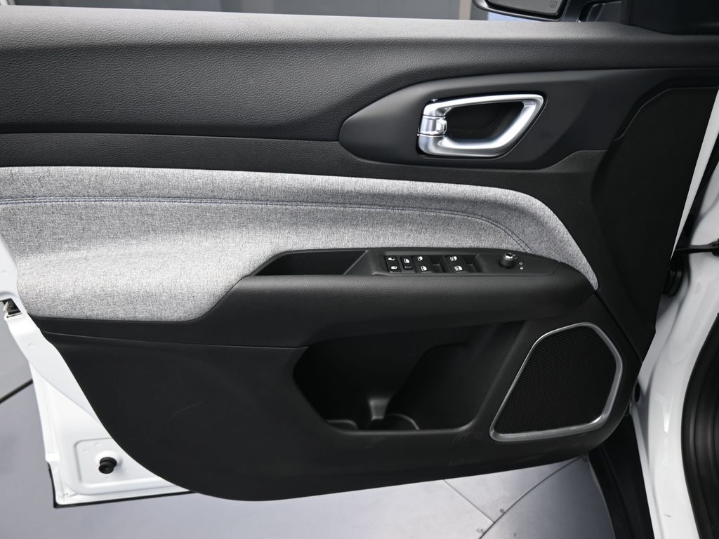 New 2026 Bright White Clearcoat Jeep Latitude image 12