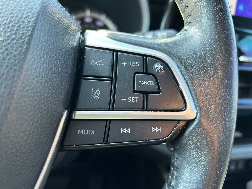 Thumbnail: 2023 Toyota Highlander - 18