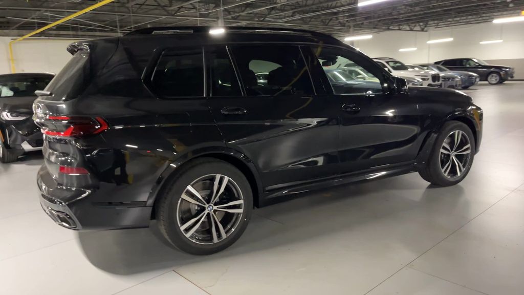 2025 BMW X7 M60i 8