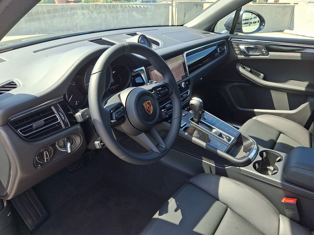 Thumbnail: 2026 Porsche Macan - 4