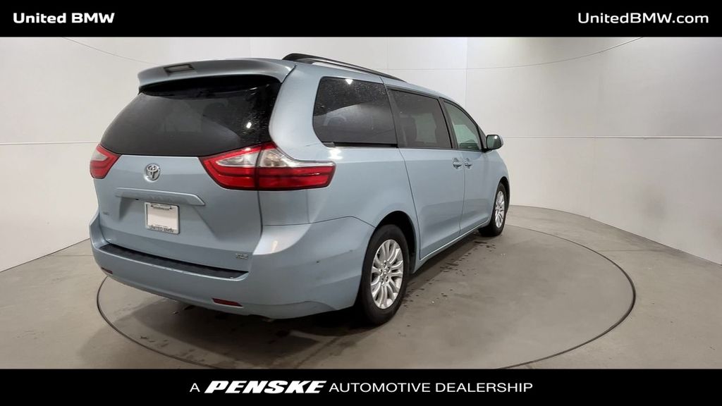 2017 Toyota Sienna Limited 8