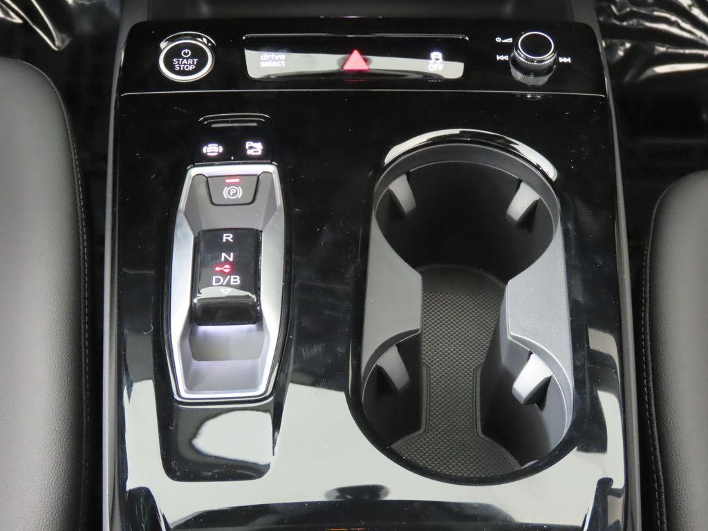 Thumbnail: 2025 Audi Q6 e-tron - 21