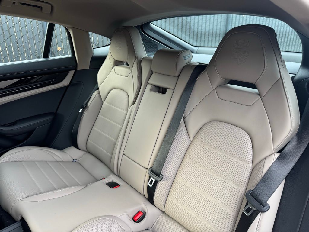 2025 Porsche Panamera  11