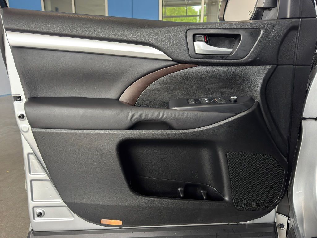 2015 Toyota Highlander XLE V6 Silver at Autostrade