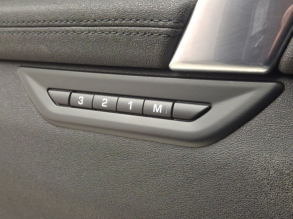 Thumbnail: 2020 Land Rover Discovery Sport - 27