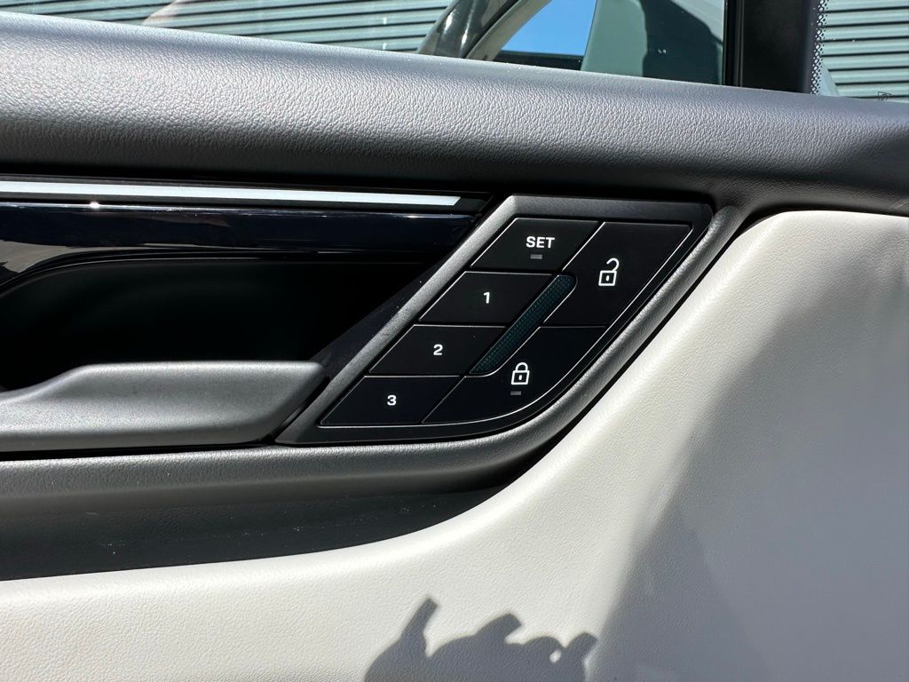 Thumbnail: 2025 Porsche Macan - 19