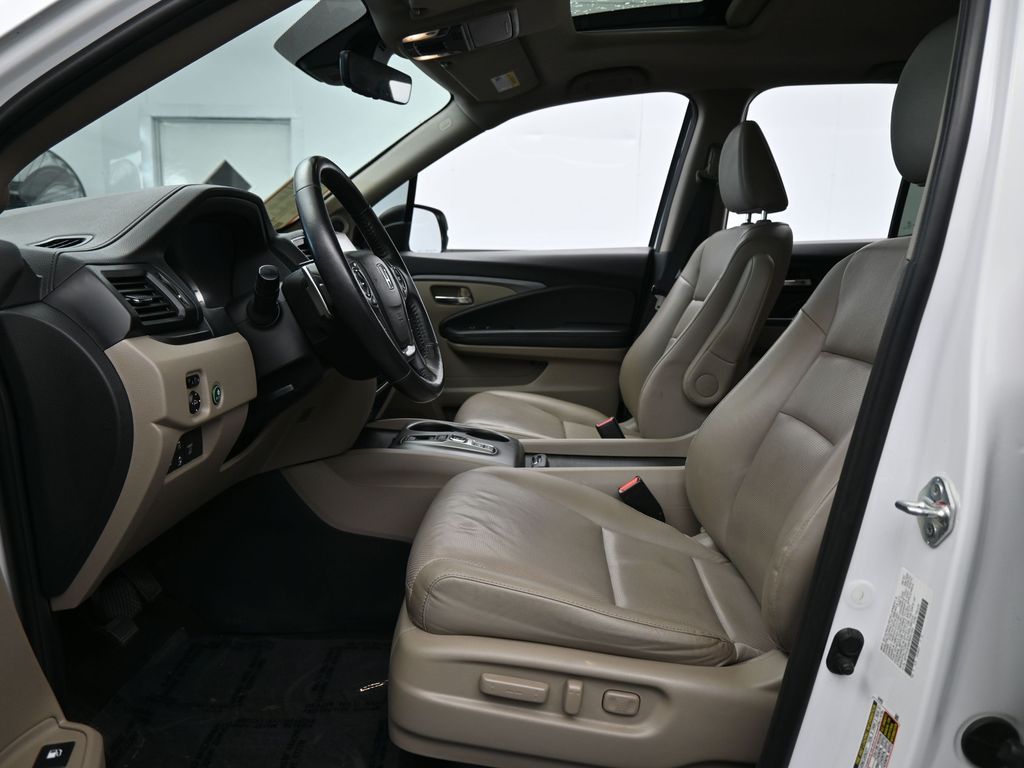 Used 2023 Platinum White Pearl Honda RTL image 11