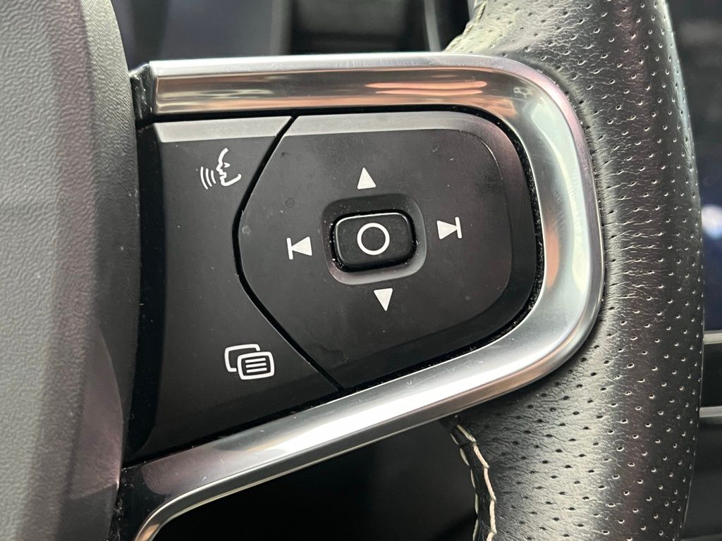 Thumbnail: 2021 Volvo XC40 - 18