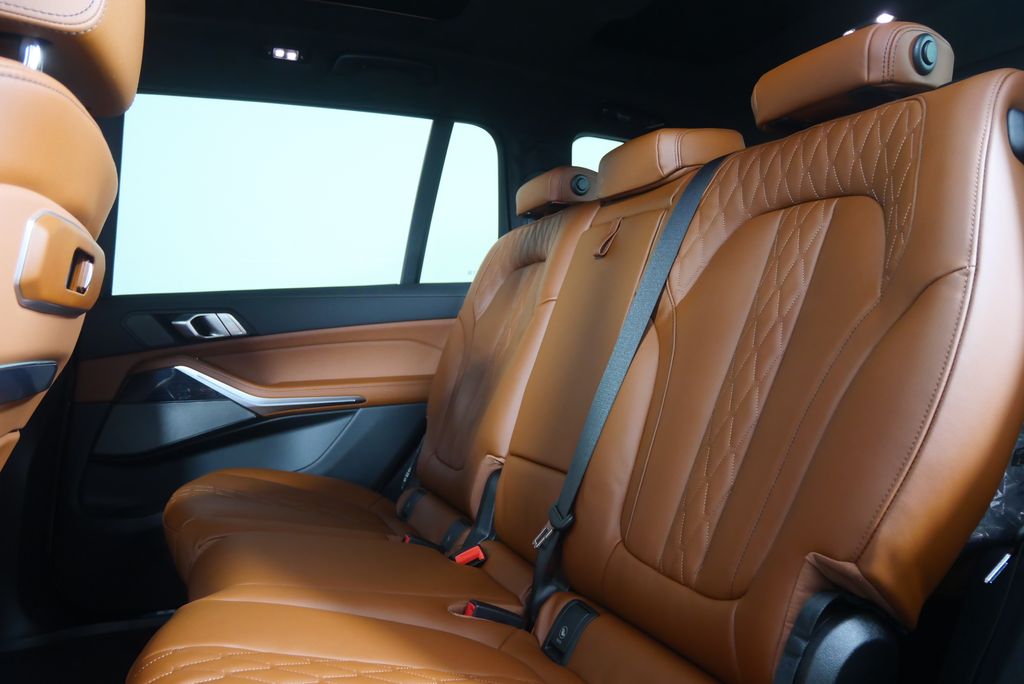 Thumbnail: 2026 BMW X7 - 16