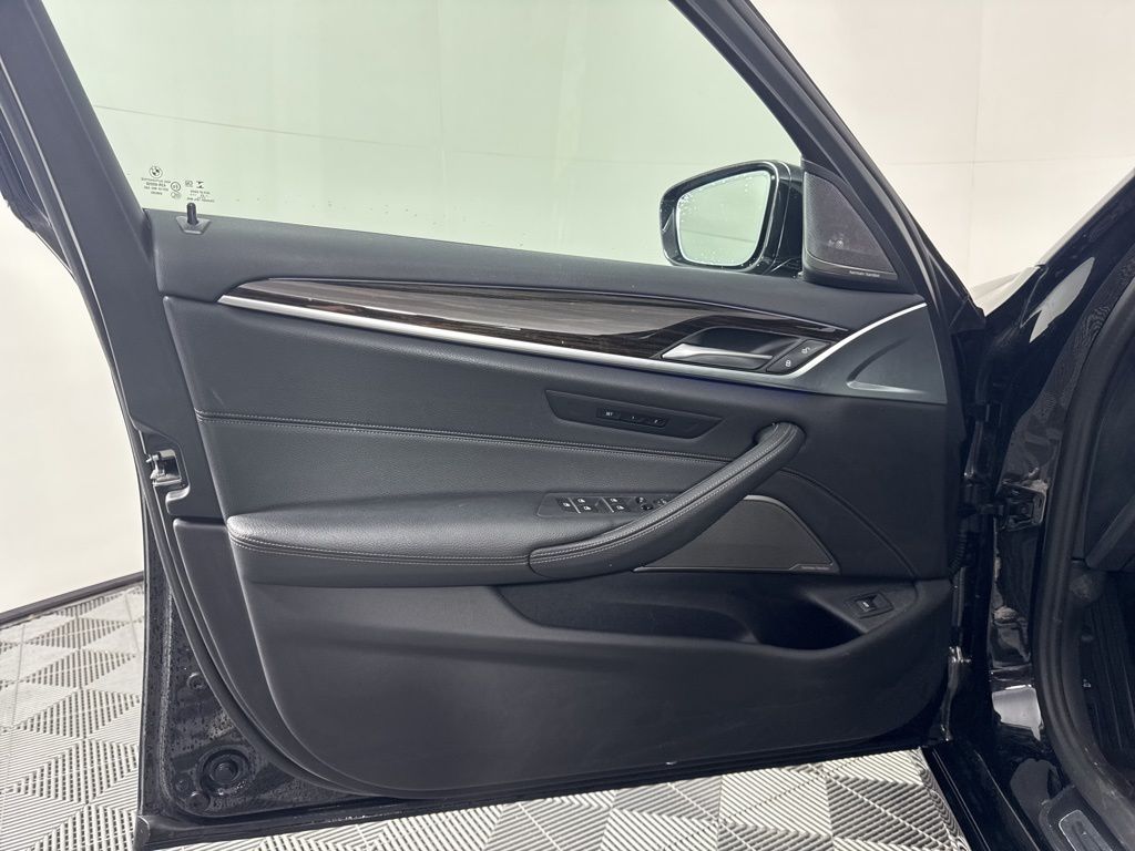 Thumbnail: 2023 BMW 5 Series - 14