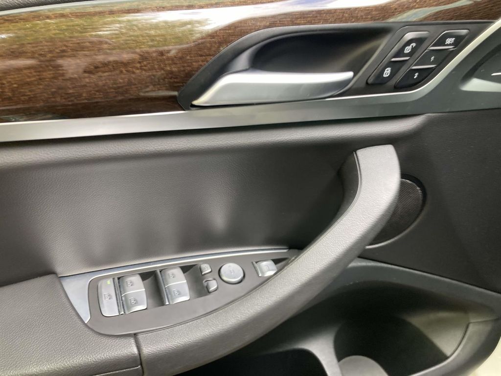 Used 2022 White BMW xDrive30i image 11