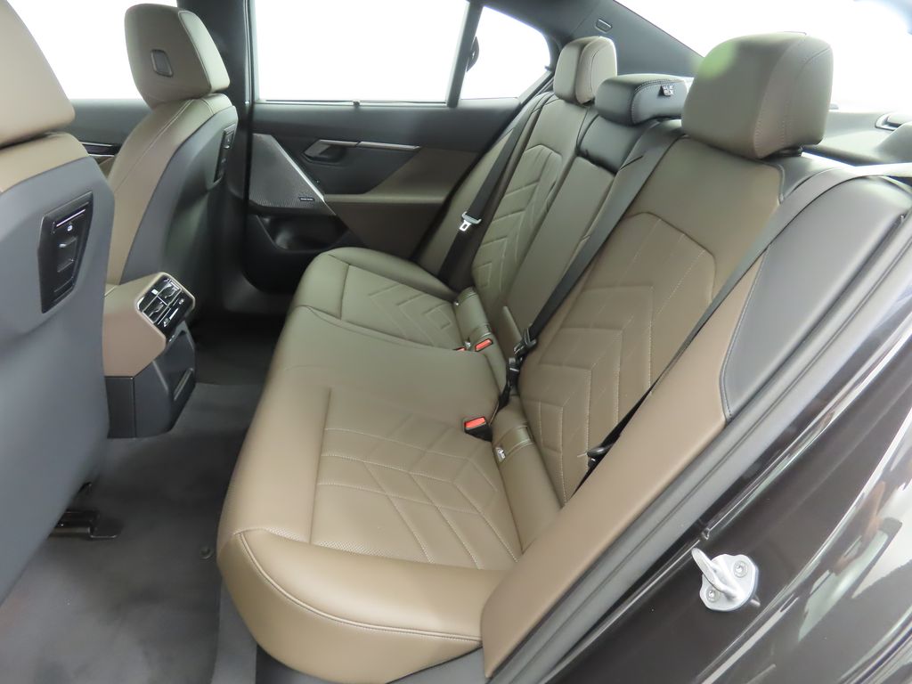 2025 BMW i5 eDrive40 21